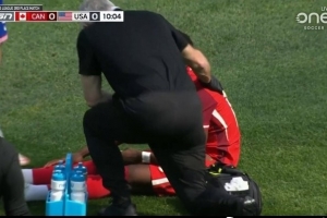 重伤图片报：阿方索-戴维斯十字韧带撕裂，伤缺半年赛季报销